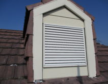屋根上ハト小屋：破風板の取り付け塗装の写真